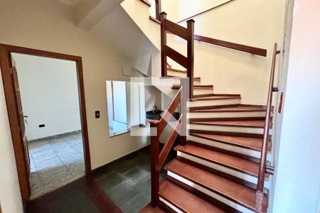 Escada  de casa para alugar com 5 quartos, 275m² em Vila Ester (zona Norte), São Paulo