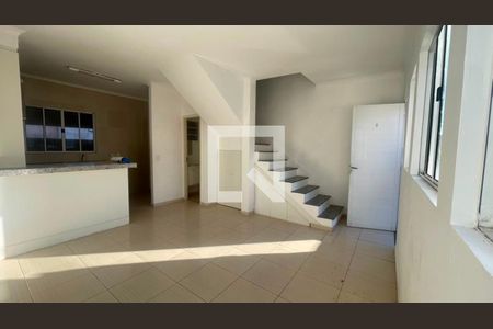 Sala de casa de condomínio para alugar com 2 quartos, 64m² em Aguassai, Cotia