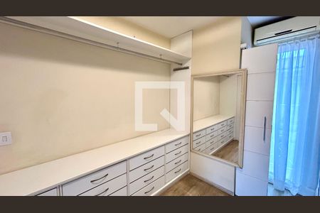 Closet da suíte de casa de condomínio à venda com 2 quartos, 120m² em Parque Renato Maia, Guarulhos