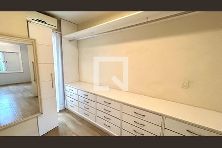 Closet da suíte de casa de condomínio à venda com 2 quartos, 120m² em Parque Renato Maia, Guarulhos