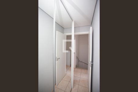 Closet da suíte de casa de condomínio para alugar com 3 quartos, 142m² em Cabral, Contagem