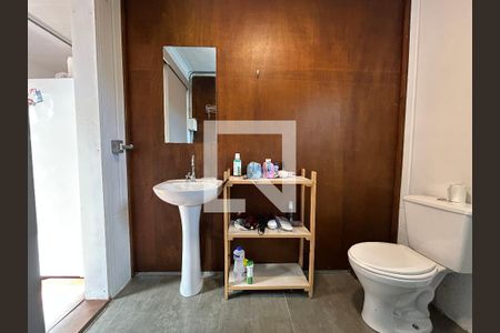 Banheiro e área de Serviço de apartamento para alugar com 1 quarto, 35m² em Lagoa Pequena, Florianópolis