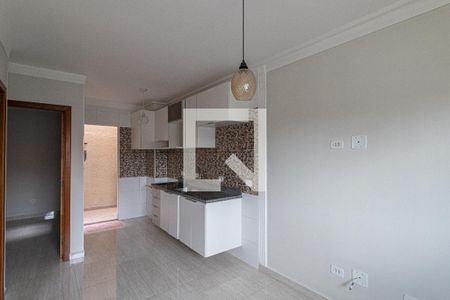 Sala e Cozinha  de apartamento para alugar com 2 quartos, 42m² em Vila Carmosina, São Paulo