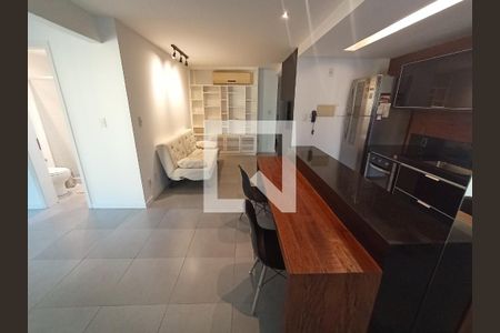 Sala e cozinha americana  de apartamento à venda com 2 quartos, 64m² em Barra da Tijuca, Rio de Janeiro