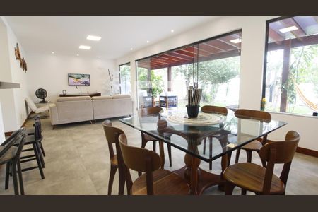 Sala de casa de condomínio para alugar com 4 quartos, 200m² em Bosque do Peró, Cabo Frio