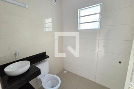 Banheiro de casa de condomínio para alugar com 1 quarto, 40m² em Canto do Forte, Praia Grande