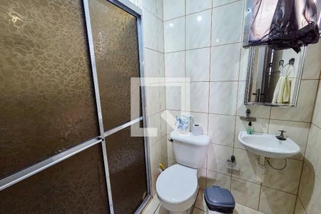 Banheiro de apartamento para alugar com 2 quartos, 42m² em Vila Antartica, Praia Grande