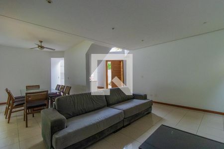 Sala de casa de condomínio para alugar com 4 quartos, 550m² em Vila Hortencia, Cotia