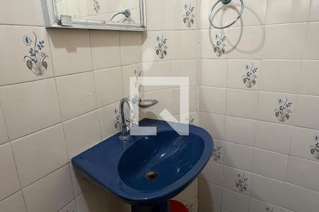 Banheiro de kitnet/studio para alugar com 1 quarto, 32m² em Gonzaga, Santos