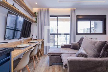 Sala de estar com sofá e mesa de jantar, com vista para a cidade. de apartamento à venda com 1 quarto, 27m² em Jardim das Acacias, São Paulo