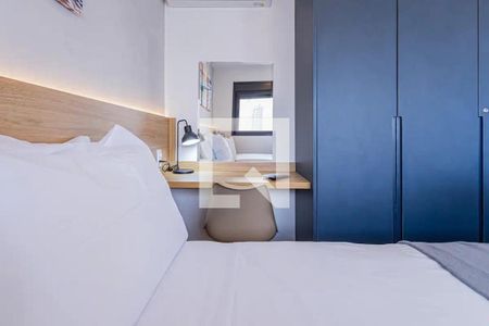 Quarto com cama de casal, mesa de cabeceira e armário com porta de vidro. de apartamento à venda com 1 quarto, 27m² em Jardim das Acacias, São Paulo