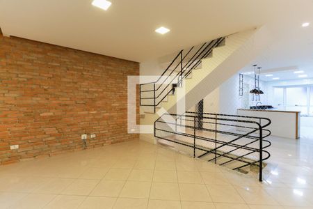 Sala de estar de casa de condomínio para alugar com 3 quartos, 200m² em Santa Teresinha, São Paulo