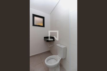 Banheiro da suíte de apartamento para alugar com 2 quartos, 45m² em Parada Inglesa, São Paulo