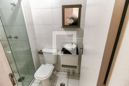 Banheiro de apartamento para alugar com 2 quartos, 47m² em Jardim Henriqueta, Taboão da Serra