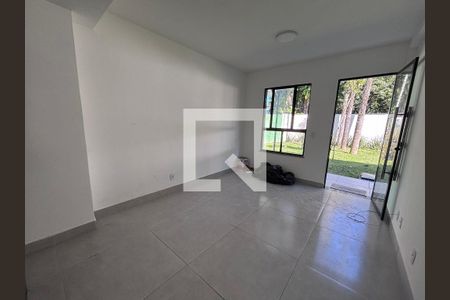 Sala de casa de condomínio à venda com 2 quartos, 65m² em Vargem Grande, Rio de Janeiro