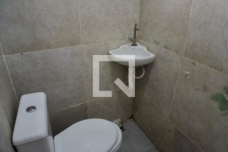 Banheiro de kitnet/studio para alugar com 1 quarto, 28m² em Parque Pedro Ii, Belo Horizonte