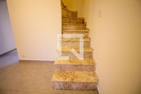 Escada de casa de condomínio para alugar com 2 quartos, 120m² em Parque Maria Helena, São Paulo