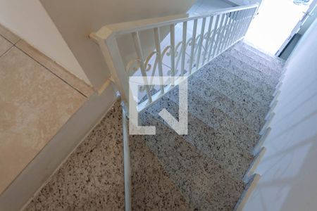 Escada de casa de condomínio para alugar com 2 quartos, 65m² em Santa Terezinha, Belo Horizonte