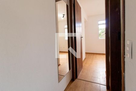 Corredor de apartamento para alugar com 1 quarto, 28m² em Cristo Rei, Curitiba