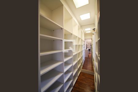 Closet da Suíte    de apartamento para alugar com 2 quartos, 96m² em Vila Nova Conceição, São Paulo