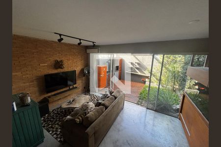 Sala de casa de condomínio para alugar com 3 quartos, 138m² em Jardim Monte Kemel, São Paulo