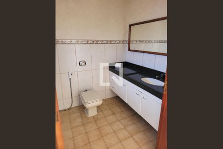 Banheiro de casa de condomínio para alugar com 3 quartos, 300m² em Jardim Atlatico, Goiânia