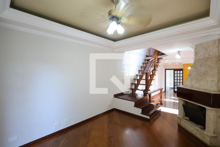 Sala de estar com lareira  de casa para alugar com 3 quartos, 205m² em Jardim Nosso Lar, São Paulo