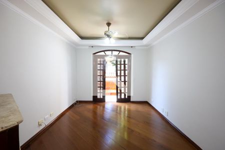 Sala de estar com lareira  de casa para alugar com 3 quartos, 205m² em Jardim Nosso Lar, São Paulo