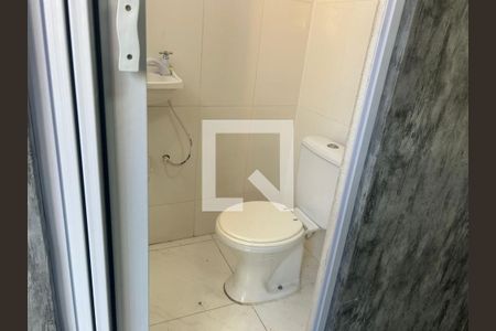 Banheiro de kitnet/studio para alugar com 1 quarto, 25m² em Quintino Bocaiúva, Rio de Janeiro