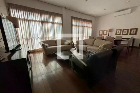Sala com móveis de madeira e cortinas claras, iluminada por luz natural e com TV e ar condicionado. de apartamento para alugar com 2 quartos, 110m² em Ipanema, Rio de Janeiro
