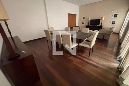 Sala com mesa de vidro e cadeiras de couro, iluminada por lâmpadas de mesa e com TV a cabo. de apartamento para alugar com 2 quartos, 110m² em Ipanema, Rio de Janeiro