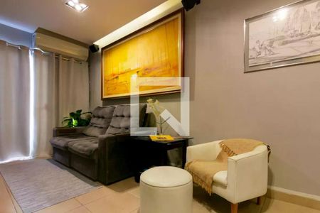 Sala com sofá, mesa e cadeira, com pintura em estilo moderno e iluminação adequada. de apartamento para alugar com 2 quartos, 110m² em Ipanema, Rio de Janeiro