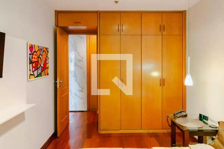 Quarto com móveis de madeira e pintura branca, com uma porta de vidro e uma mesa com telefone e relógio. de apartamento para alugar com 2 quartos, 110m² em Ipanema, Rio de Janeiro