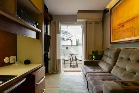 Sala com sofá, TV e janela com vista para a varanda. de apartamento para alugar com 2 quartos, 110m² em Ipanema, Rio de Janeiro