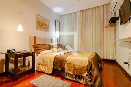 Cama simples com colchão e travesseiro, com uma mesa de cabeceira e uma lâmpada acima. de apartamento para alugar com 2 quartos, 110m² em Ipanema, Rio de Janeiro