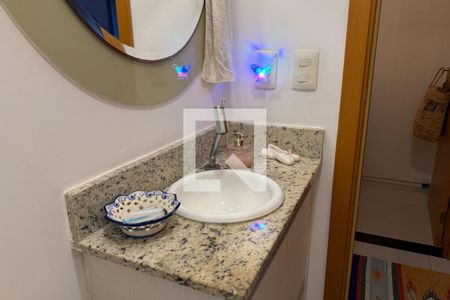 Lavabo de apartamento para alugar com 2 quartos, 75m² em Embaré, Santos