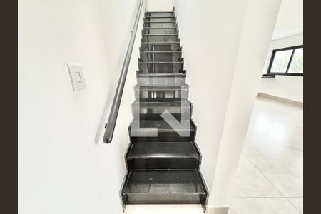 Escada para os Quartos  de casa para alugar com 3 quartos, 102m² em Parque Sao Domingos, São Paulo