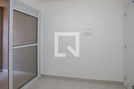 Sala e Sacada de apartamento para alugar com 2 quartos, 34m² em Parque Industrial Tomas Edson, São Paulo