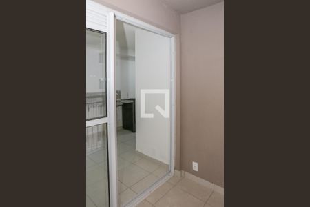 Sala e Sacada de apartamento para alugar com 2 quartos, 34m² em Parque Industrial Tomas Edson, São Paulo