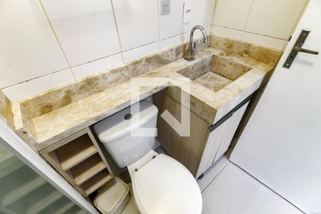 Banheiro de apartamento para alugar com 2 quartos, 46m² em Jardim Henriqueta, Taboão da Serra