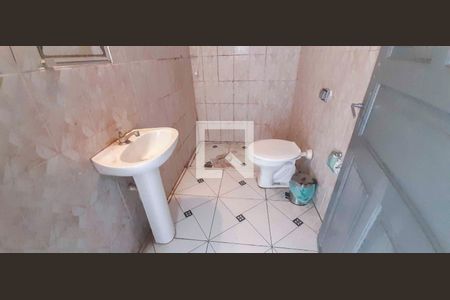 Banheiro social de casa para alugar com 1 quarto, 90m² em Jardim Ester Yolanda, São Paulo