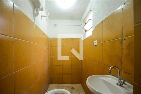 Banheiro de casa para alugar com 1 quarto, 35m² em Vila Palmeiras, São Paulo
