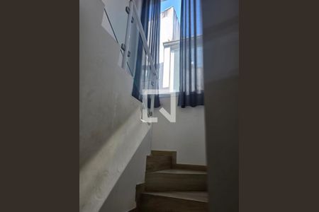 Escada de casa para alugar com 3 quartos, 200m² em Jardim Rodeio, Mogi das Cruzes