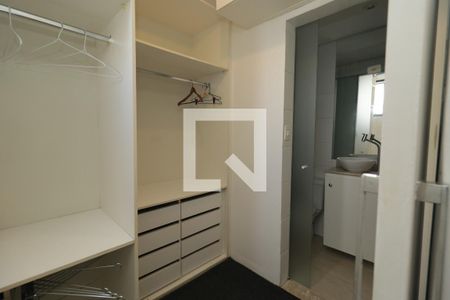 Closet da suíte de apartamento para alugar com 2 quartos, 92m² em Vila Mariana, São Paulo
