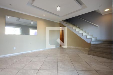 Sala de casa de condomínio para alugar com 4 quartos, 247m² em Taquara, Rio de Janeiro