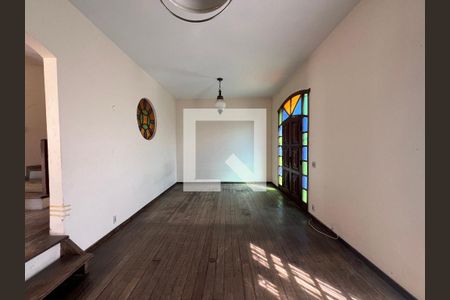 Sala de casa para alugar com 4 quartos, 214m² em São José, Belo Horizonte