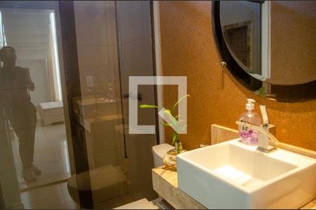 Banheiro de casa à venda com 4 quartos, 208m² em Residencial Morumbi, Goiânia