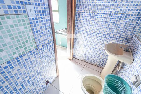 Banheiro de kitnet/studio para alugar com 1 quarto, 25m² em Planalto, Belo Horizonte