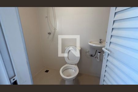 Banheiro - Servico de apartamento para alugar com 4 quartos, 150m² em Setor Bueno, Goiânia