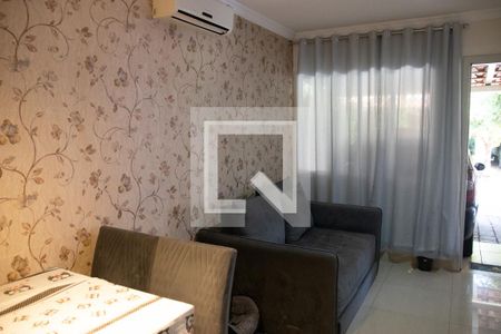 Sala de casa de condomínio à venda com 2 quartos, 70m² em Vila São Luiz, Goiânia